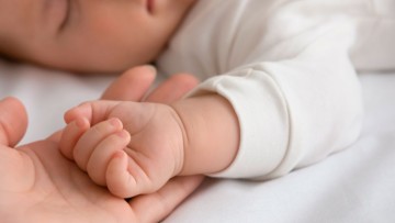 Στη Βουλή το σχέδιο νόμου που περιέχει το αυξημένο επίδομα γέννησης