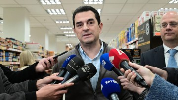 Ακρίβεια: «Πρεμιέρα» των νέων μέτρων – Κ. Σκρέκας: Μειώσεις τιμών σε 3.900 διαφορετικούς κωδικούς