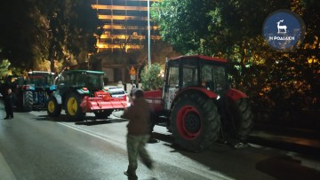 Ρόδος: Οι αγρότες έκλεισαν συμβολικά τον δρόμο στη Φανερωμένη διαμαρτυρόμενοι για την παρουσία του υπουργού Ν. Δένδια
