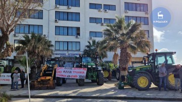 Συμβολική κατάληψη στο κτίριο της Εφορίας στη Ρόδο πραγματοποιούν από τα ξημερώματα αγρότες με τα τρακτέρ τους