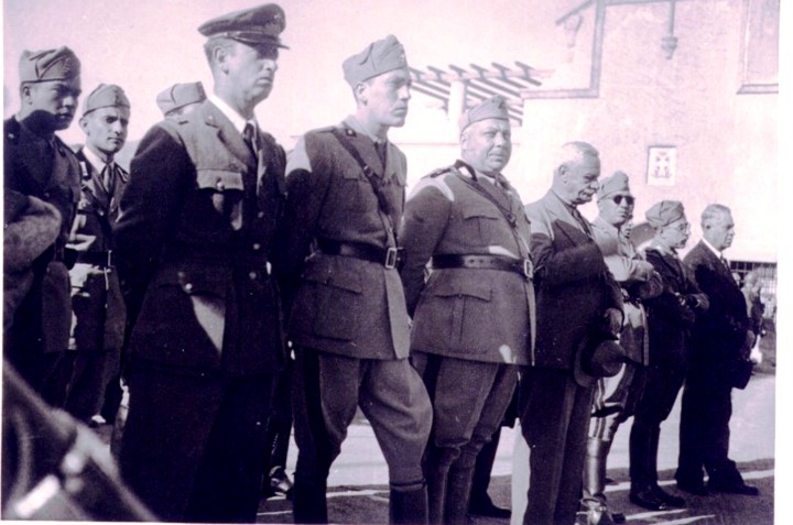 Ο αντισυνταγματάρχης Agnesi, δεύτερος από αριστερά, με άλλους στρατιωτικούς και πολιτικούς αξιωματούχους στην πλατεία του Διοικητηρίου