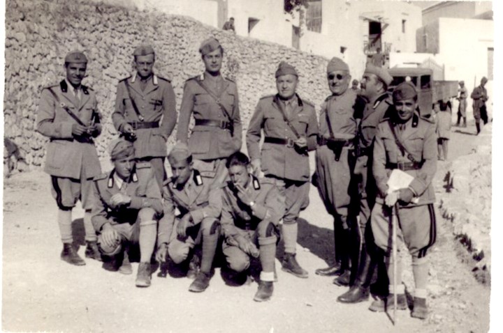 Αξιωματικοί του τάγματος Siena στις Μενετές