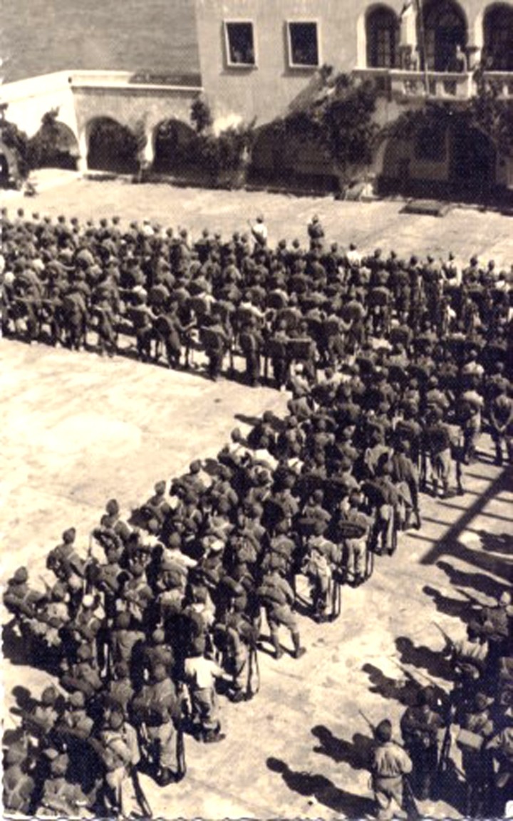 Στρατιώτες του τάγματος Siena στην πλατεία του Διοικητηρίου