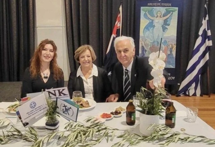 Η πρόεδρος της Δωδεκανησιακής Ομοσπονδίας Αυστραλίας και της Κωακής Αδελφότητας, κα Κυριακή Σουρασή, έχοντας δεξιά τον κ. Γεώργιο Βεργίνη, μέλος του Συλλόγου Καστελλοριζίων και την κα Γιώτα Σταυρίδου, εκπρόσωπο της εφημερίδας «Νέος Κόσμος»