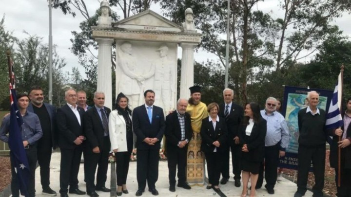 Οι επίσημοι παρευρισκόμενοι και οι εκπρόσωποι των Συλλόγων στην κατάθεση στεφάνων στο μνημείο του Άγνωστου Στρατιώτη, στο Άξιον Εστί, στο Northcote, όπου τελέστηκε και η Επιμνημόσυνη Δέηση από τον πατέρα Φίλιππο. Φωτογραφίες: Supplied