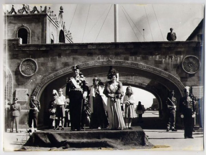 7 Μαρτίου 1948 η βασιλική οικογένεια κατά την έπαρση της ελληνικής σημαίας στον εορτασμο της Ενσωμάτωσης.