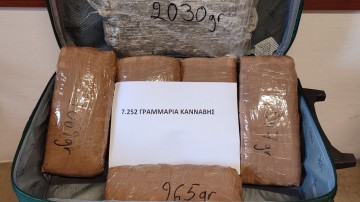 Είχε στις βαλίτσες του επτά κιλά κάνναβη
