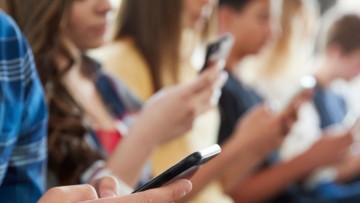 Εκτός σχολικών αιθουσών τα κινητά τηλέφωνα – Ποιες οι ποινές για τους παραβάτες