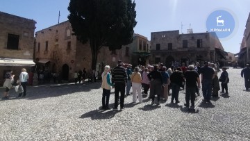 Αισθητή η παρουσία των πρώτων τουριστών στη Μεσαιωνική Πόλη