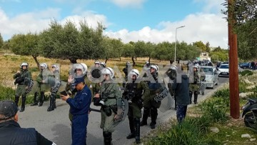 Ρόδος: Τα ΜΑΤ απέναντι στους κατοίκους Αρχαγγέλου για την κατεδάφιση κτισμάτων στα Στεγνά (φωτογραφίες & βίντεο)