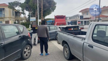 Καραμπόλα τριών αυτοκινήτων στην περιοχή της Ιξιάς