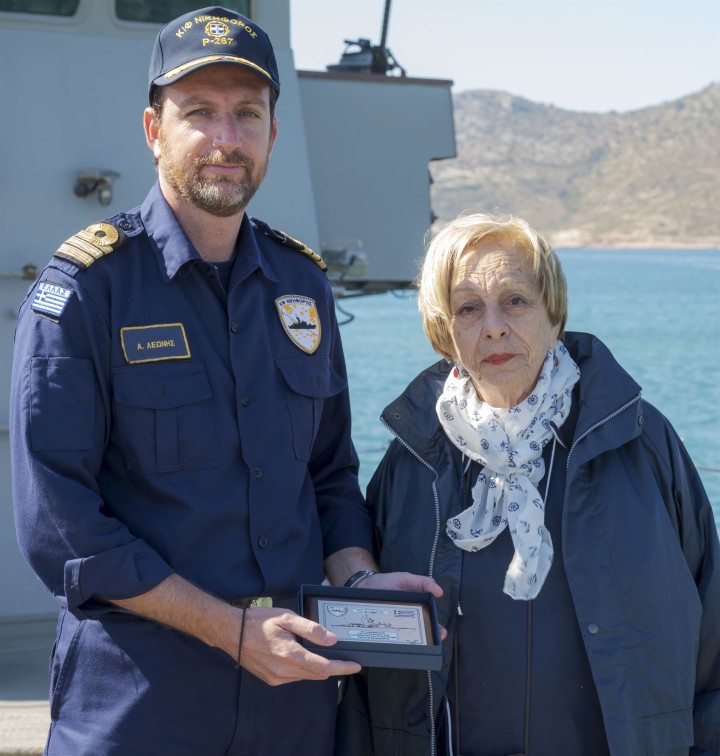 Η Γιολάντα Βλάχου βραβεύεται από τον Α. Λεωνή της Κανονιοφόρου «Νικηφόρος» του Πολεμικού Ναυτικού.