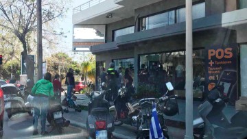 Ουρές και στη Ρόδο για τη διασύνδεση ταμειακών μηχανών-POS