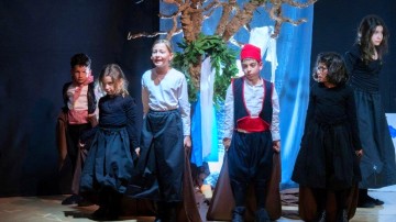 Θεατρική παράσταση από το Θεατρικό Εργαστήριο «Αυλαία και πάμε» των Εκπαιδευτηρίων «Ροδίων Παιδεία»