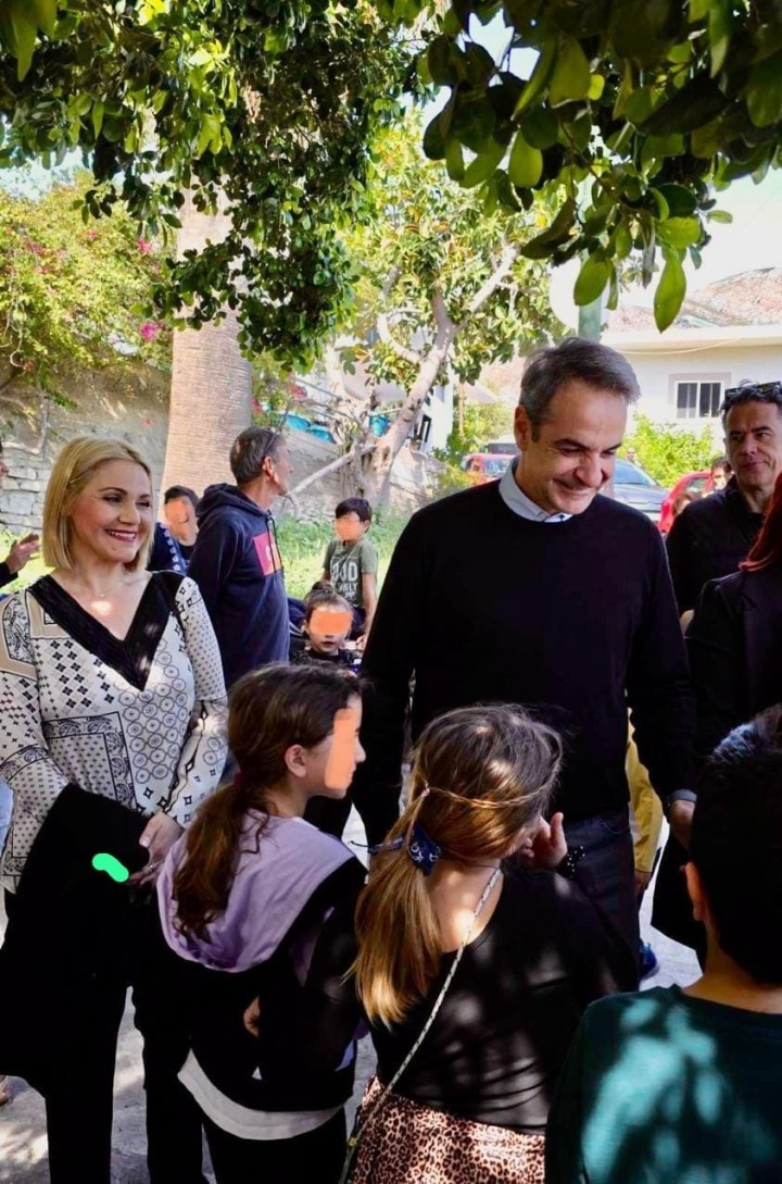 Ο πρωθυπουργός στην Τήλο με τη Μίκα Ιατρίδη