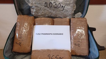 Τρία χρόνια φυλάκιση με αναστολή για τη βαλίτσα με τα 7 κιλά χασίς