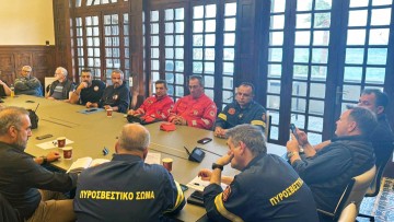 Μαθήματα πυρόσβεσης σε εθελοντές για λήψη πιστοποίησης στη Ρόδο