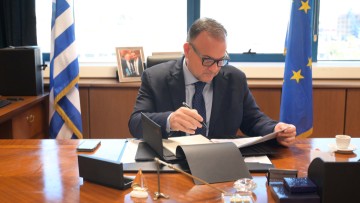 Γιάννης Παππάς: Λύση από τον υφυπουργό Ναυτιλίας για τα ηλεκτρικά αυτοκίνητα στα πλοία