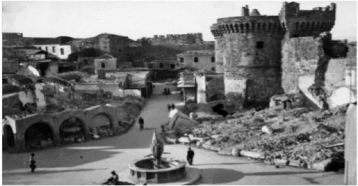 Η Πλατεία Ιπποκράτους και η οδός Ερμού μετά από τους βομβαρδισμούς το 1943 