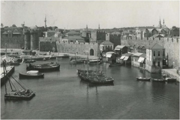 Εξωτερική όψη της Παλιάς Πόλης,  όταν άρχισε να γίνεται η σημερινή διαμόρφωσή της