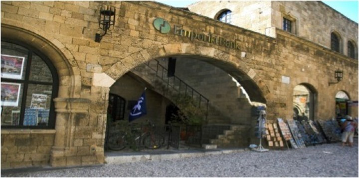  Η Εμπορική Τράπεζα, και, δίπλα το κατάστημα των Αφών Βαλάκη