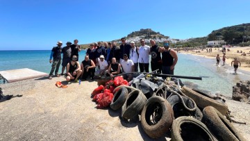 Εθελοντικός καθαρισμός βυθού και ακτής στη Λίνδο