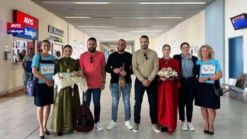 Χοροί, παραδοσιακές φορεσιές και μουσική κατά την υποδοχή του πρώτου τσάρτερ στην Κάρπαθο (βίντεο)