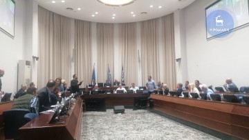 Τεταμένη η ατμόσφαιρα στο δημοτικό συμβούλιο με φόντο την έκπτωση των δύο συμβούλων