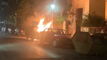 Στις φλόγες τυλίχθηκε τα ξημερώματα στη Ρόδο σταθμευμένο όχημα (βίντεο)