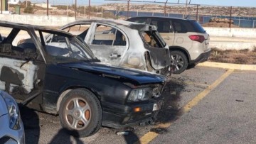 Κάρπαθος: Κάηκαν τέσσερα αυτοκίνητα στο πάρκινγκ του αεροδρομίου