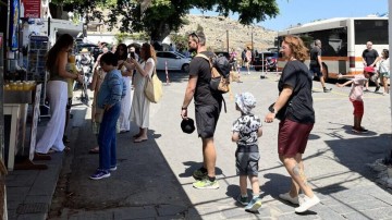 Η Ελλάδα αποκτά μια σταθερή βάση τουριστικών ροών στα επίπεδα των 30 εκατομμυρίων αφίξεων