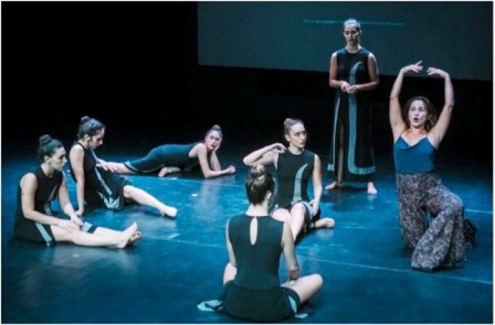 Φωτογραφία: Η κα Διαμαντοπούλου με τις χορεύτριες της παράστασης κατά τη διάρκεια πρόβας  στο Θέατρο Πορεία στην Αθήνα. ©Πάτροκλος Σκαφίδας.