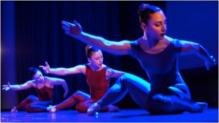 Η Μαριτίνα Κατσιμπράκη, η Βάσια Κολλιού  και η Μαριάννα Παπακωνσταντίνου σε στιγμιότυπο της παράστασης «Μάρθα Γκράχαμ &Ελληνικοί Μύθοι» στο Πνευματικό Κέντρο  Καλαμάτας. ©Πάνος Ταντής.