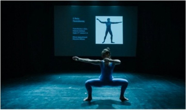 Η Μαριτίνα Κατσιμπράκη σε στιγμιότυπο της παράστασης  «Μάρθα Γκράχαμ & Ελληνικοί Μύθοι» στο Θέατρο Πορεία.  ©Πάτροκλος Σκαφίδας.