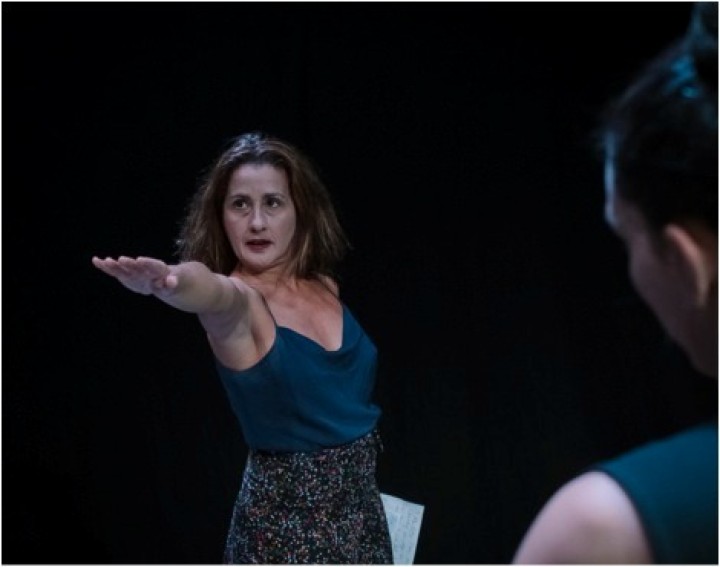 Η κα Διαμαντοπούλου κατά τη διάρκεια πρόβας της παράστασης «Μάρθα Γκράχαμ & Ελληνικοί Μύθοι». © Πάτροκλος Σκαφίδας. 