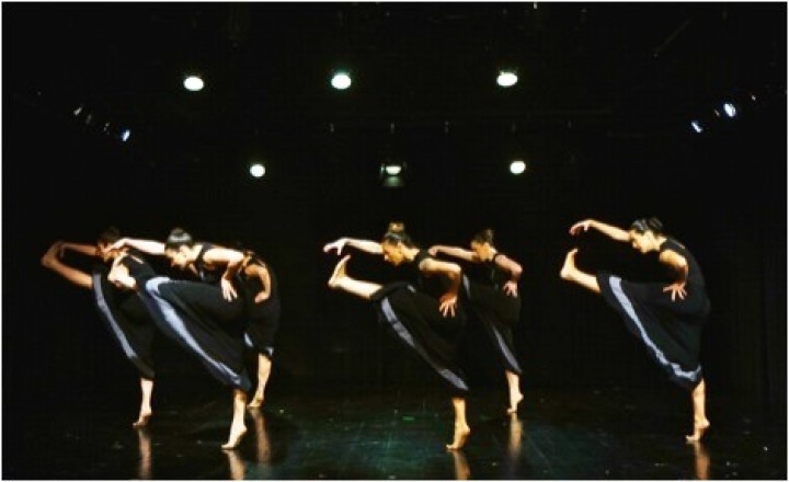 Οι χορεύτριες ερμηνεύουν τις Κόρες της Νύχτας από το έργο της Μάρθα Γκράχαμ, Night Journey. Θέατρο ΕΛΕΡ, Αθήνα. ©Αγάπιος Αγαπιάδης.