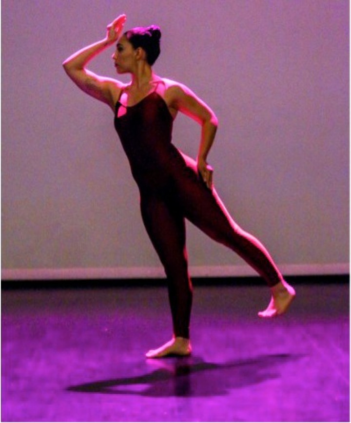 Η Μαριάννα Παπακωνσταντίνου σε στιγμιότυπο της παράστασης «Μάρθα Γκράχαμ & Ελληνικοί Μύθοι». ©Γιάννης Βαβίτσας.