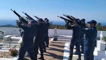 Τιμητικό άγημα συναδέλφων του αστυνομικών συνόδευσε στην τελευταία του κατοικία τον Κώστα Ανδριγιαννάκη