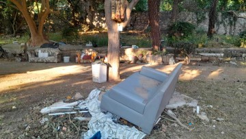 Από καναπέδες μέχρι πολυθρόνες μάζεψε από πάρκο της Ρόδου η Υπηρεσία Καθαριότητας του δήμου