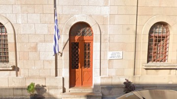 Σύλληψη νεαρών τουριστών που επιχείρησαν να κατεβάσουν την ελληνική σημαία έξω από την ασφάλεια Ρόδου