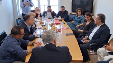 Επί τάπητος τέθηκαν τα προβλήματα της Καρπάθου σε κυβερνητικό κλιμάκιο από τον Δήμαρχο του νησιού