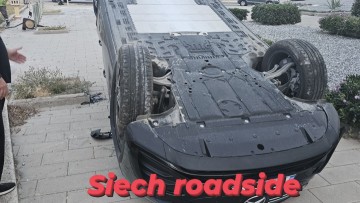 Ρόδος: Ο οδηγός έχασε τον έλεγχο και το όχημα βγήκε εκτός δρόμου και προσγειώθηκε ανάποδα στην αυλή του κτιρίου της Εφορίας