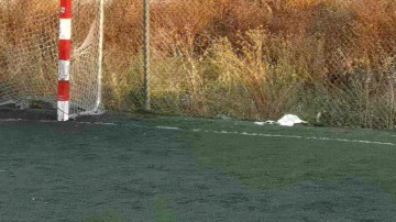 Στην... αναμονή για την αντικατάσταση του συνθετικού τάπητα στο 5x5 Παραδεισίου