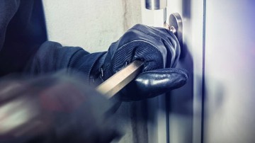 Κατηγορούνται για τρεις κλοπές