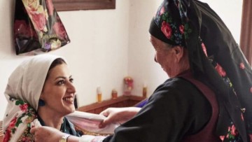 Η υφ. Υγείας Ειρήνη Αγαπηδάκη με τσεμπέρι στην Όλυμπο Καρπάθου!