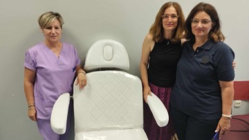 Δώρισε καρέκλα χημειοθεραπείας με τα έσοδα από τις πωλήσεις του βιβλίου της