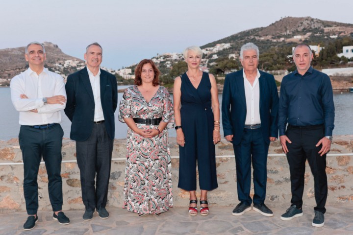 Στη φωτογραφία από αριστερά Χάρης Χηνιάδης, γυναικολόγος αναπαραγωγής, συνιδρυτής του σωματείου Be-Live, Μιχάλης Βλασταράκης, γενικός διευθυντής Marketing & Εταιρικής Επικοινωνίας Eurobank, Βασιλική Ευαγγέλου, αντιδήμαρχος Κοινωνικής Πολιτικής Λέρου, Ελένη Χέλμη, αντιδήμαρχος Λέρου, Τιμόθεος Κωττάκης, δήμαρχος Λέρου, Βασίλης Κελλάρης, μαιευτήρας - γυναικολόγος αναπαραγωγής, συνιδρυτής του σωματείου Be-Live