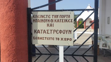 Μέχρι και στο κοιμητήριο του Αρχαγγέλου  τρυπώνουν τα κατσίκια