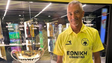 Ο Παύλος Παπαϊωάννου χάρισε τη φανέλα του 1989 στο Μουσείο Ιστορίας της ΑΕΚ!