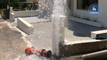 Όχημα προσέκρουσε σε πυροσβεστικό κρουνό, τον έσπασε και πλημμύρισε η Κωνσταντίνου Υδραίου